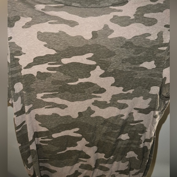 Universal Thread V Neck CAMO T-shirt - Picture 3 of 4